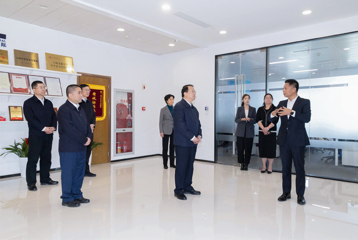 上海市长龚正一行察看AI知名人力资源服务公司kdpay钱包(中国)国际的AI赋能人力资源数据动态分析平台